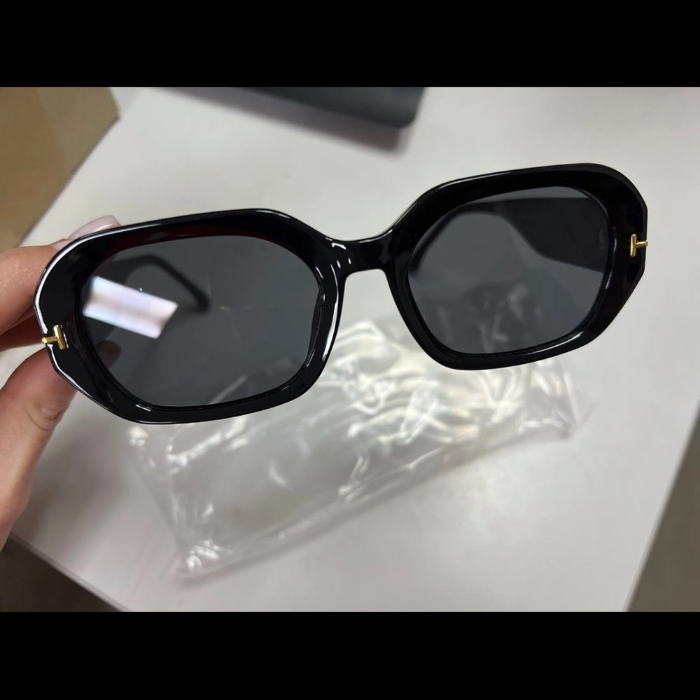 SOLD - Fashion Square Sunglasses Women - Picture 3 of 6